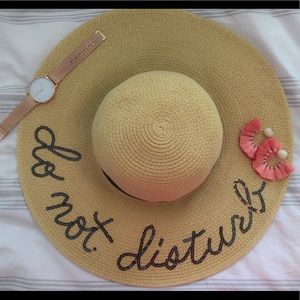 “Do not disturb” straw hat